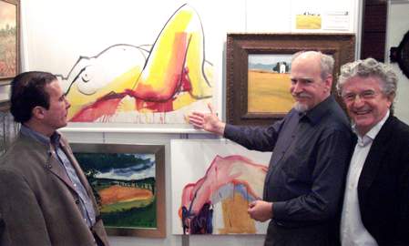 Der brasilianische Botschafter Eduardo Roxo, der Galerist Pierre Eugene/Art+europe vor den Bildern von Klaus Menz-Sander