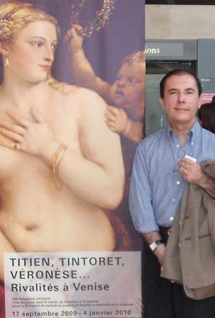 Der brasilianische Botschafter Eduardo Roxo vor dem Eingang zur Ausstellung 'Rivalites a Venise', zur Zeit im Louvre